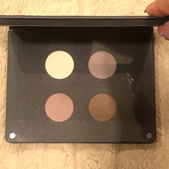 ittse Cosmetics magnetic eyeshadow palette - Picture 3 of 3